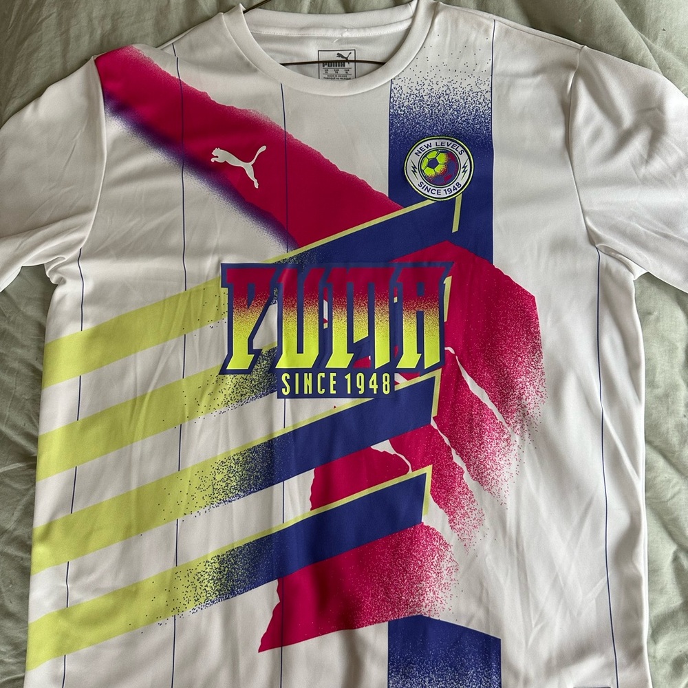 Puma Men's Vibrant White and Pink Jersey